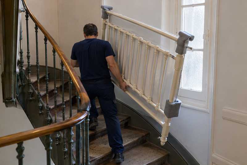 Tête du lit à barreaux en fonte blanche passée sur chant au tournant